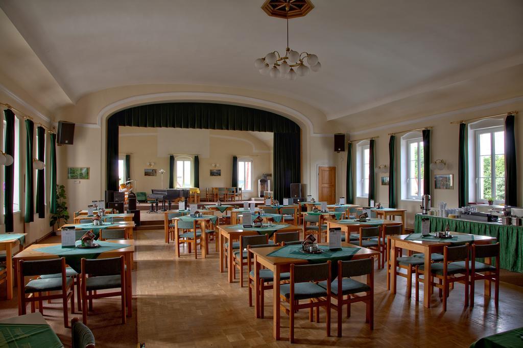 Hotel U Zeleného Stromu Hřensko Exterior foto